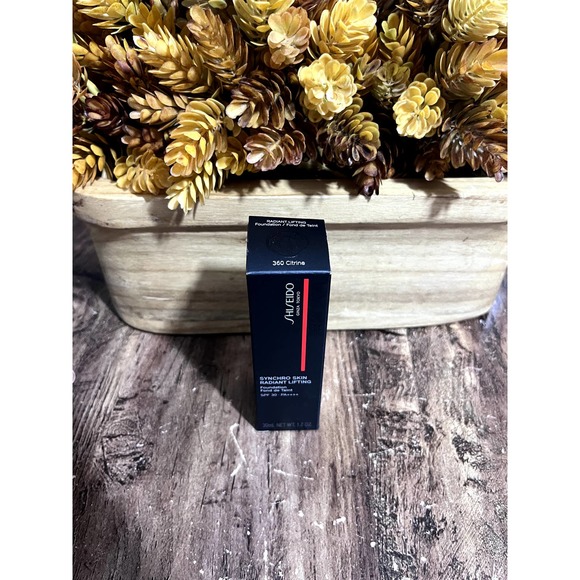 Shiseido Synchro Skin Radiant Lifting Foundation SPF 30 360 Citrine - Picture 1 of 3